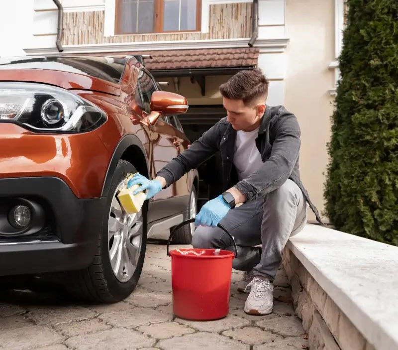 Lavage auto à domicile Saint-Pierre-Lafeuille : professionnel intervenant sur un véhicule